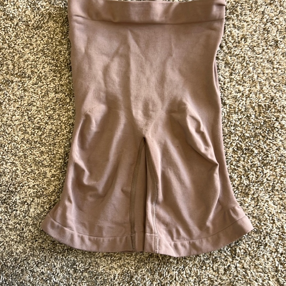 Skims HIGH-WAISTED ABOVE THE KNEE SHORT